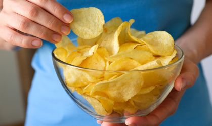 Como a Anvisa determina se um alimento é considerado alto em sódio?