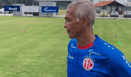 Romário sofre lesão nas costas e adia estreia como jogador do América-RJ