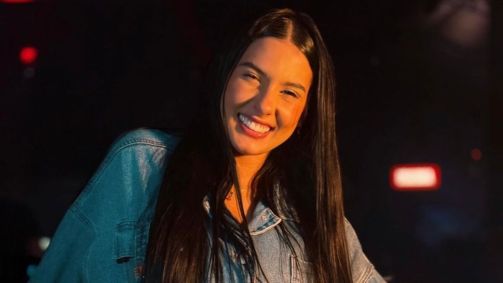 Foto da cantora Ana Castela sorrindo