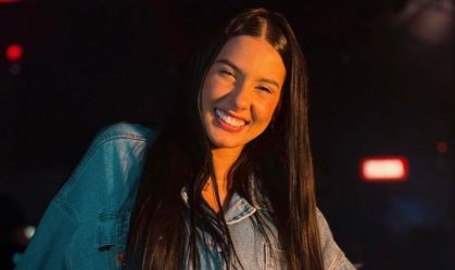 Foto da cantora Ana Castela sorrindo