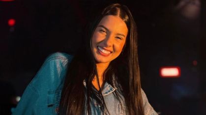 Foto da cantora Ana Castela sorrindo