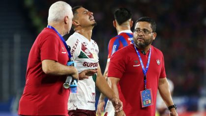 André, do Fluminense, deixa o campo chorando após sentir lesão no joelho na partida contra o Cerro Porteño