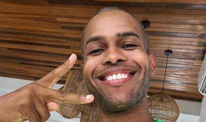 Andrew McFarlane, o Tony de "Eu, a Patroa e as Crianças", postou foto usando a camisa da Seleção Brasileira