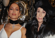 Cher posta foto ao lado de Anitta em evento de moda em Milão; veja
