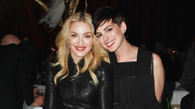 Anne Hathaway contou que "Like a Prayer", de Madonna, é sua música pop preferida