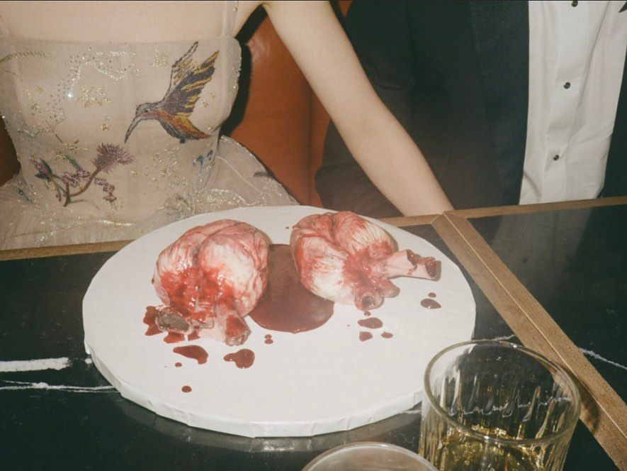 Bolos de casamento de Anya Taylor-Joy no formato de corações "anatomicamente corretos". / Reprodução/ Instagram