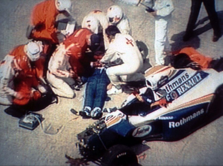 Itália, Ímola. 01/05/1994. Reprodução de televisão do momento em que paramédicos atendiam o piloto brasileiro Ayrton Senna. Tricampeão mundial de Fórmula 1, Senna faleceu após bater na curva Tamburello, no circuito de Ímola, durante a disputa do Grande Prêmio de San Marino. Sua escuderia, Williams, foi acusada de negligência técnica e consequentemente pela morte do piloto. - Crédito:REPRODUÇÃO/ASSOCIATED PRESS/AE/Codigo imagem:39473 • ASSOCIATED PRESS