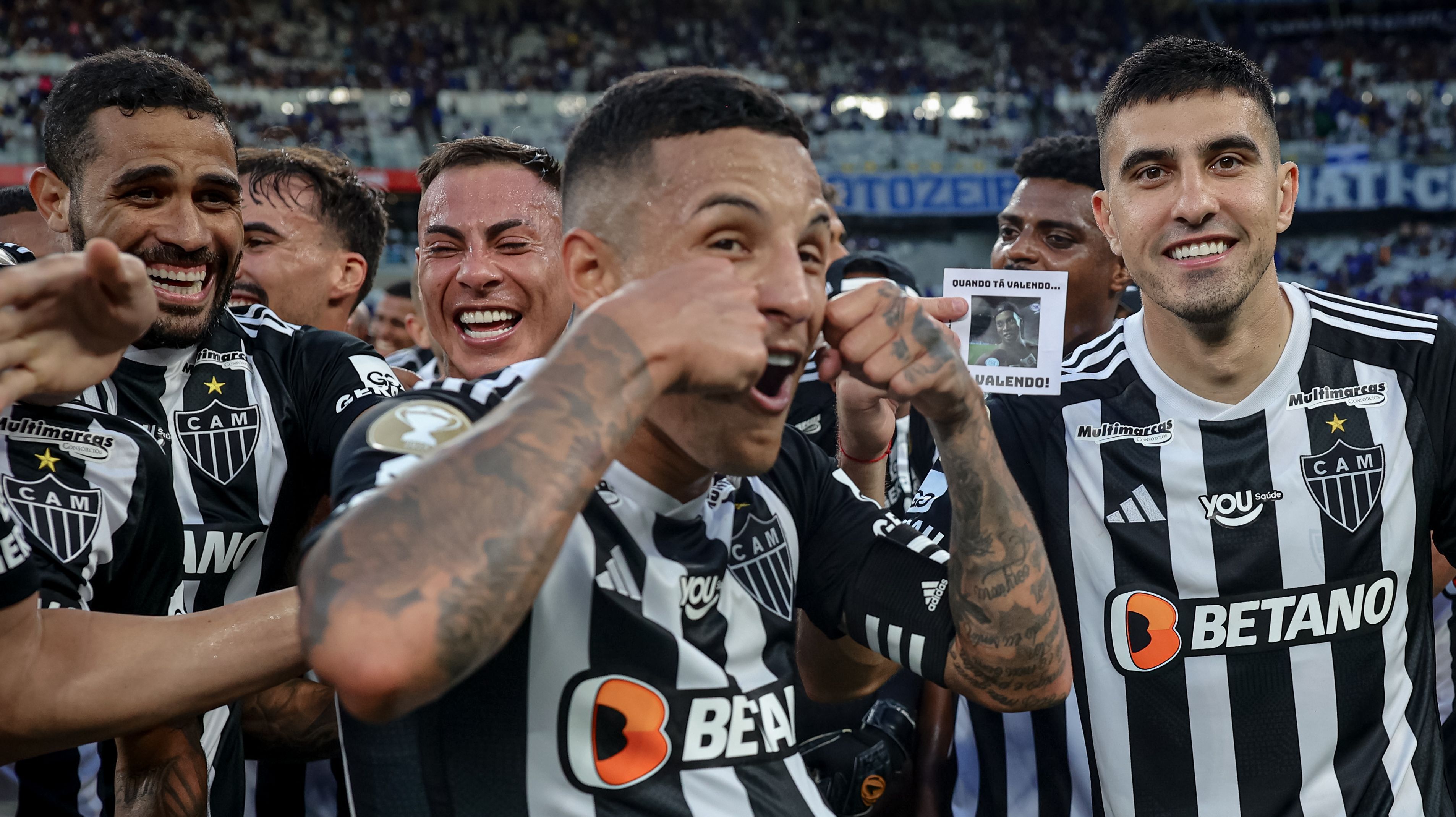 Arana provoca o Cruzeiro no gramado do Mineirão