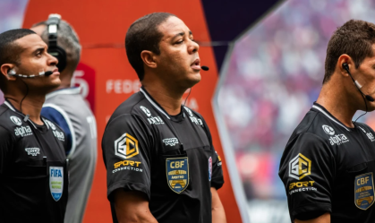Emerson Ricardo de Andrade (no meio) apitou o Ba-Vi que decidiu o Campeonato Baiano