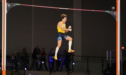Fenômeno do atletismo, Duplantis quebra recorde mundial pela oitava vez
