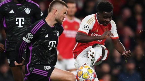 Saka finaliza para marcar o primeiro gol do Arsenal contra o Bayern de Munique