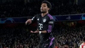 Gnabry comemora o primeiro gol do Bayern de Munique sobre o Arsenal