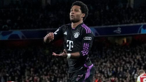 Gnabry comemora o primeiro gol do Bayern de Munique sobre o Arsenal