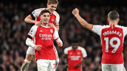 Havertz, Odegaard e Trossard comemoram um dos gols do Arsenal na goleada sobre o Chelsea