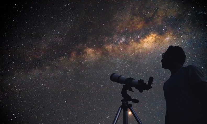 Uso de binóculo ou telescópio é recomendado para conseguir observar o Cometa do Diabo. / m-gucci via Getty Images