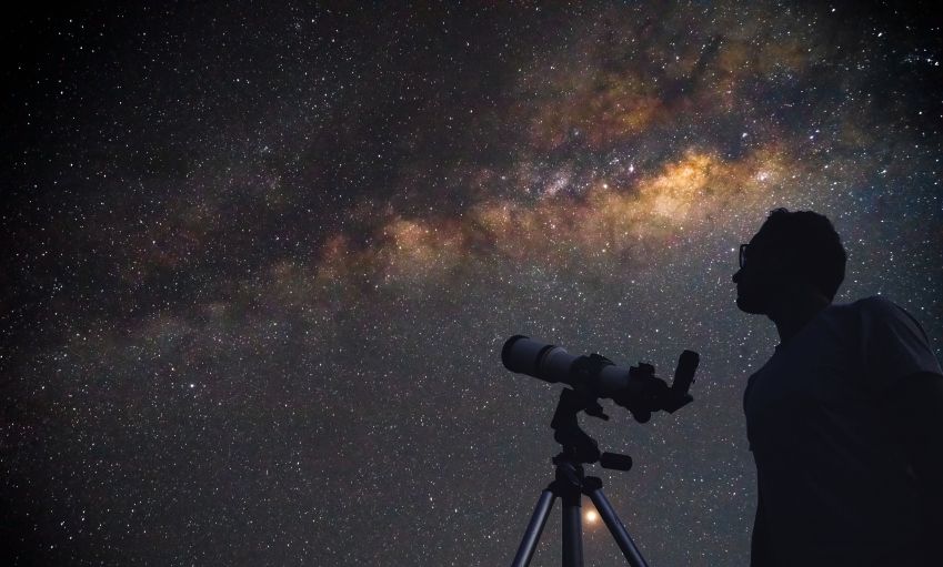 Uso de binóculo ou telescópio é recomendado para conseguir observar o Cometa do Diabo. / m-gucci via Getty Images