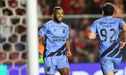 Alex Santana, do Athletico-PR, interessa ao Corinthians