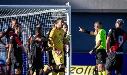 Mascote do Atlético-GO teria xingado o árbitro da partida contra o Flamengo