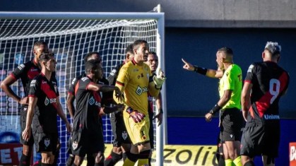 Mascote do Atlético-GO teria xingado o árbitro da partida contra o Flamengo