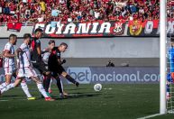 Flamengo vence o Atlético-GO com gol no fim em gramado ruim do Serra Dourada