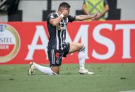Paulinho decide, e Atlético-MG vence Rosario Central pela Libertadores