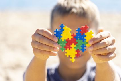 Criança com quebra-cabeça colorido