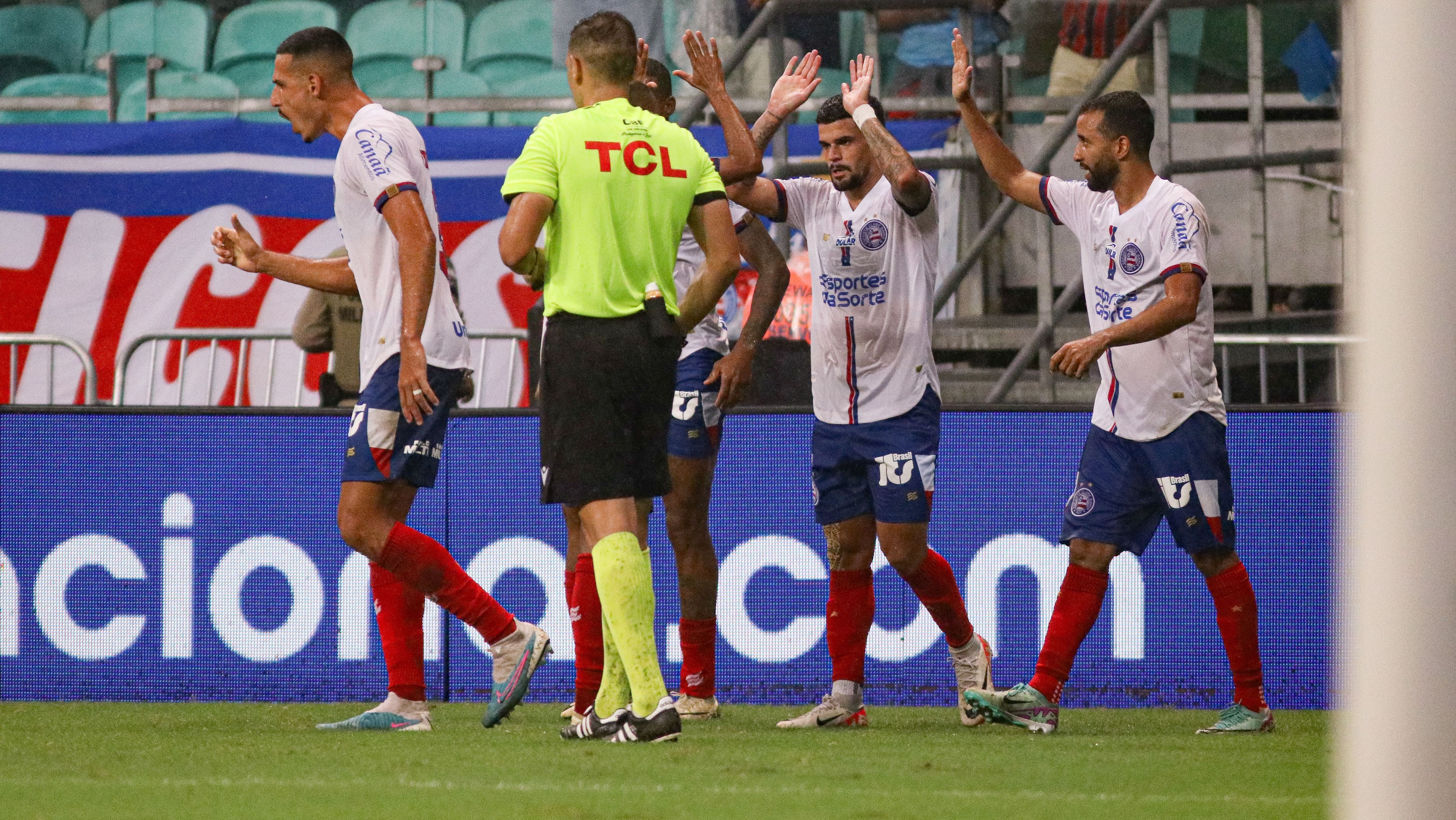 Jogadores do Bahia comemoram o gol de Cauly, o da virada sobre o Fluminense pelo Brasileirão