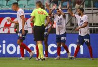 Após pausa por chuvas, Bahia vira sobre Fluminense e vence primeira no Brasileiro