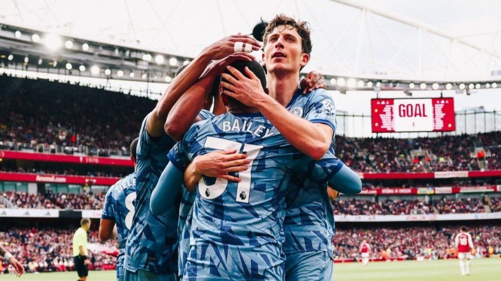 Bailey comemora gol do Aston Villa sobre Arsenal na Premier League