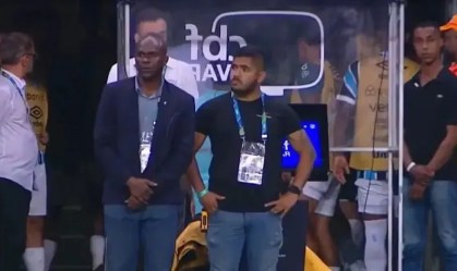 Jailson Macêdo de Freitas (à esquerda) não poderia estar na beira do campo