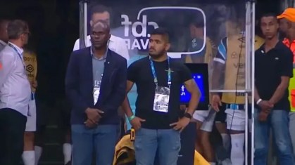 Jailson Macêdo de Freitas (à esquerda) não poderia estar na beira do campo