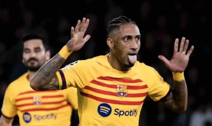 Raphinha, do Barcelona, provoca PSG com comemoração de Neymar na Champions; veja