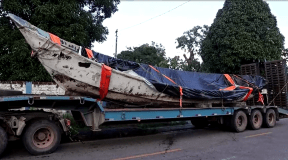 Barco onde os corpos foram encontrados é transportado pela polícia