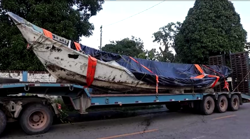 Barco onde os corpos foram encontrados é transportado pela polícia