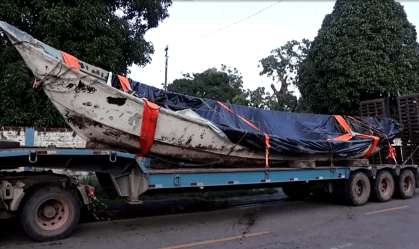 Barco onde os corpos foram encontrados é transportado pela polícia