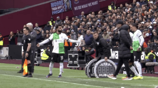 Jürgen Klopp e Mohamed Salah bateram boca à beira do campo