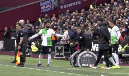Jürgen Klopp e Mohamed Salah bateram boca à beira do campo
