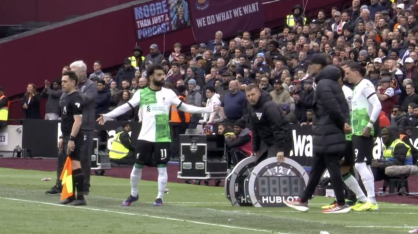 Jürgen Klopp e Mohamed Salah bateram boca à beira do campo
