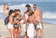 BBB 24: Nizam e Luigi são tietados por fãs na praia da Barra da Tijuca