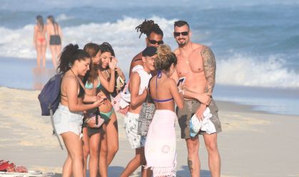 BBB 24: Nizam e Luigi são tietados por fãs na praia da Barra da Tijuca