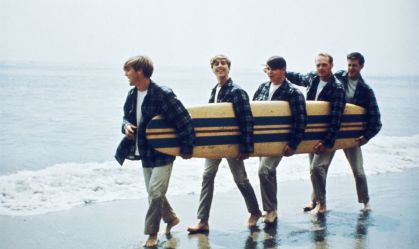 Documentário sobre os Beach Boys abordará rivalidade com os Beatles; saiba mais