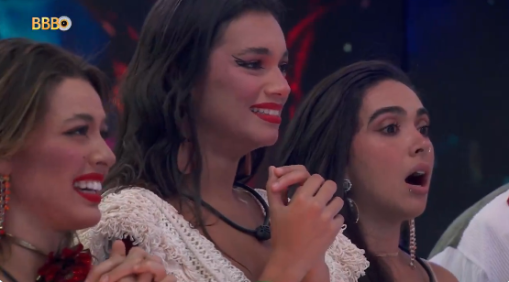 Beatriz, Alane e Giovanna assistem aos vídeos gravados antes do início do programa
