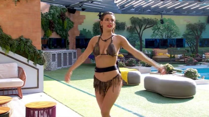 Beatriz faz biquíni customizado com cascas de banana no BBB24. / Reprodução/ TV Globo