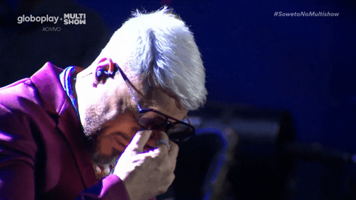 Belo chorou enquanto cantava "Reinventar" no primeiro show após o anúncio do fim do casamento com Gracyanne Barbosa