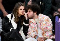 Benny Blanco elogia novo filme de Selena Gomez: "Dos melhores que já vi"