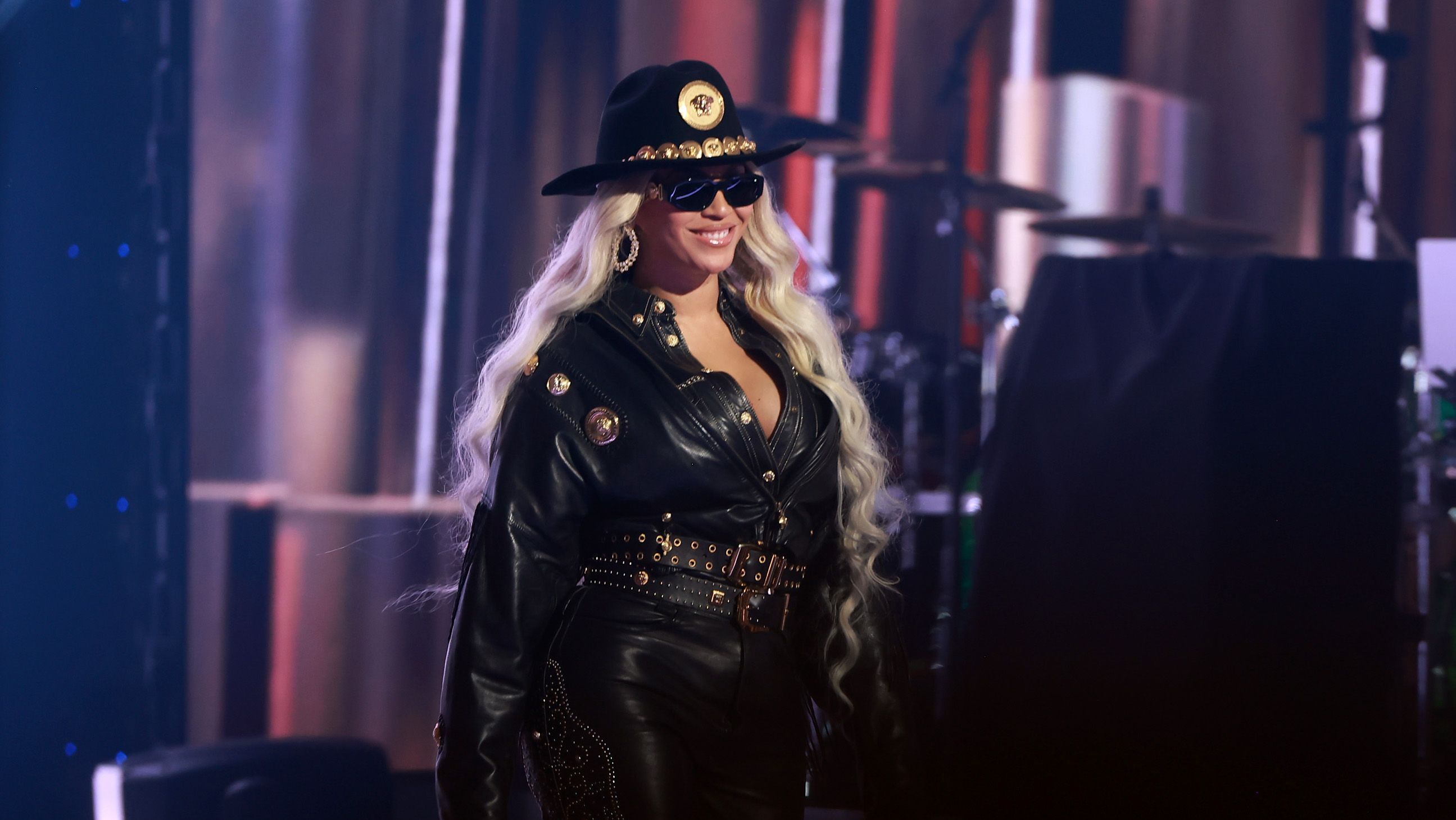 Seguindo o “cowboycore”, Beyoncé escolheu um look all black com detalhes em dourado e um chapéu para ir ao iHeartRadio Music Awards de 2024
