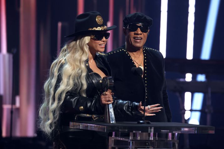 Beyoncé recebeu o Innovator Award de Stevie Wonder durante o iHeartRadio Music Awards 2024 / Kevin Mazur/Getty Images for iHeartRadio
