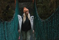 Ela perdeu a fala surfando. Agora, inspira filme sobre ferimentos na cabeça