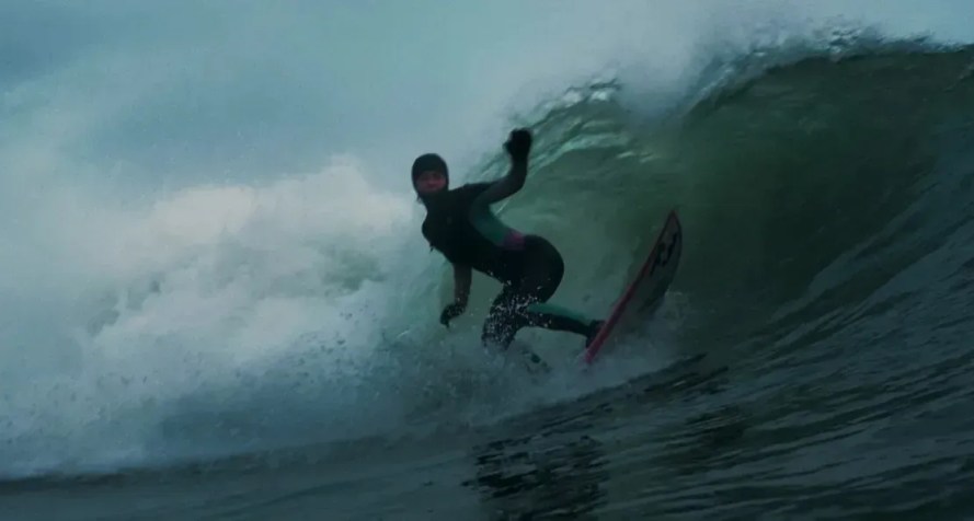 Becca Speak agora surfa com capacete de espuma / Vagrants/Made Back East