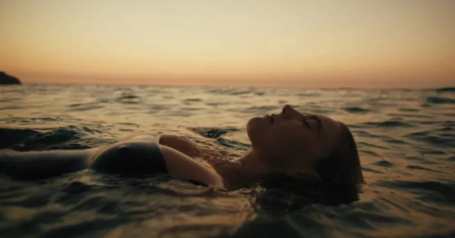 Becca Speak diz que foi assustador e após o acidente não tinha certeza se queria surfar novamente / Vagrants/Made Back East